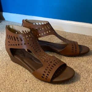 Dexflex Comfort Cut-Out Wedges (NWOT) 8.5
